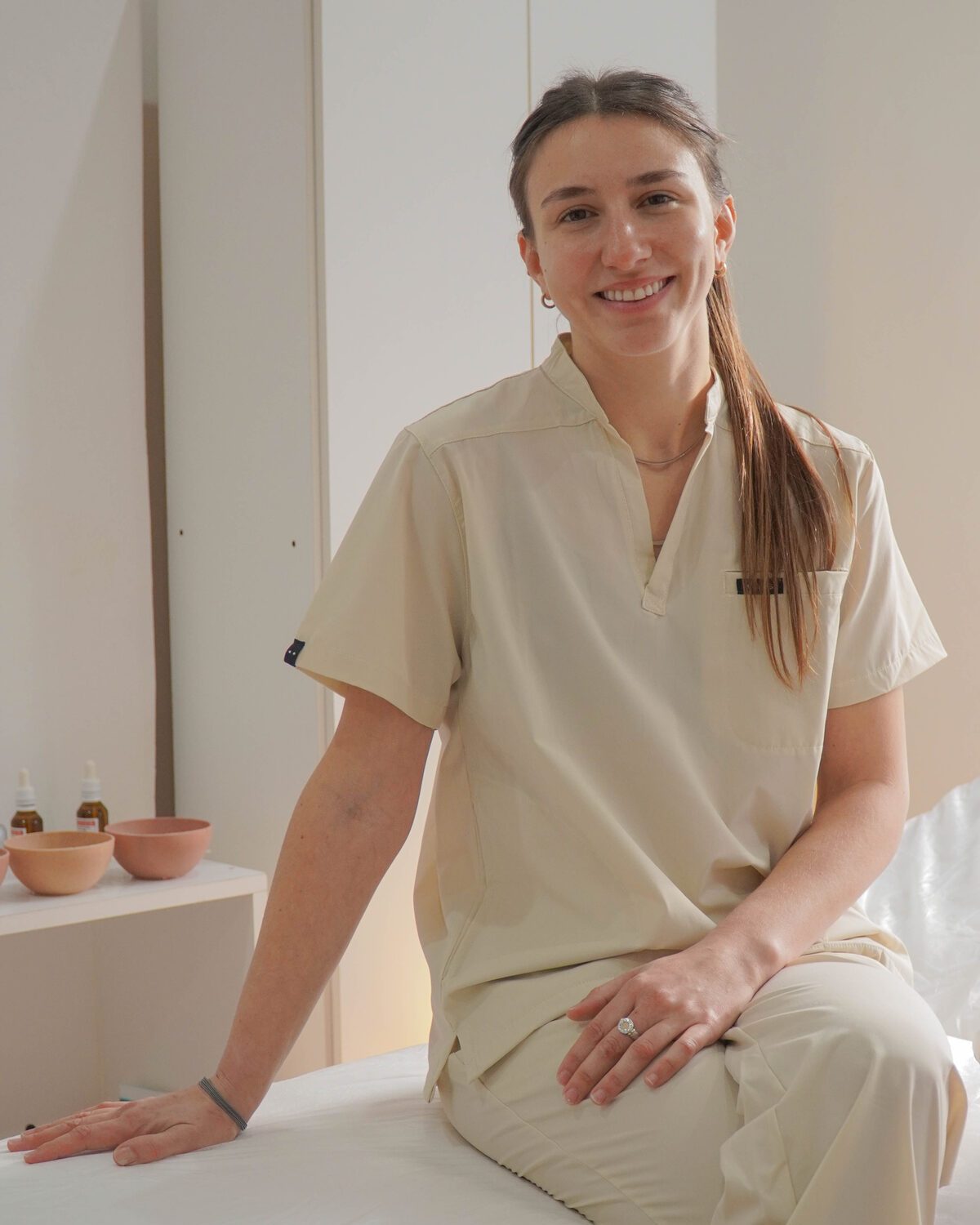 Dra. Agustina Suárez Perusin sonriendo en su consultorio de medicina estética en La Plata